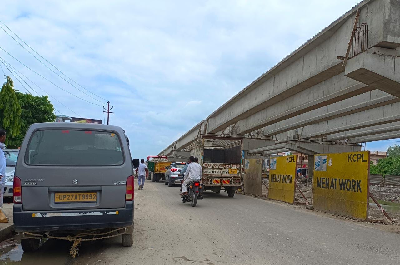 कीचड़ युक्त गोला रोड कीचड़ युक्त गोला रोड