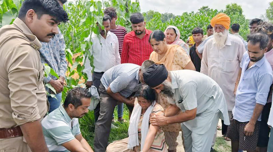 कंकड़ीले रास्ते पर बाइक से फिसल कर गिरे गुरमुख सिंह हुए चोटिल कंकड़ीले रास्ते पर बाइक से फिसल कर गिरे गुरमुख सिंह हुए चोटिल