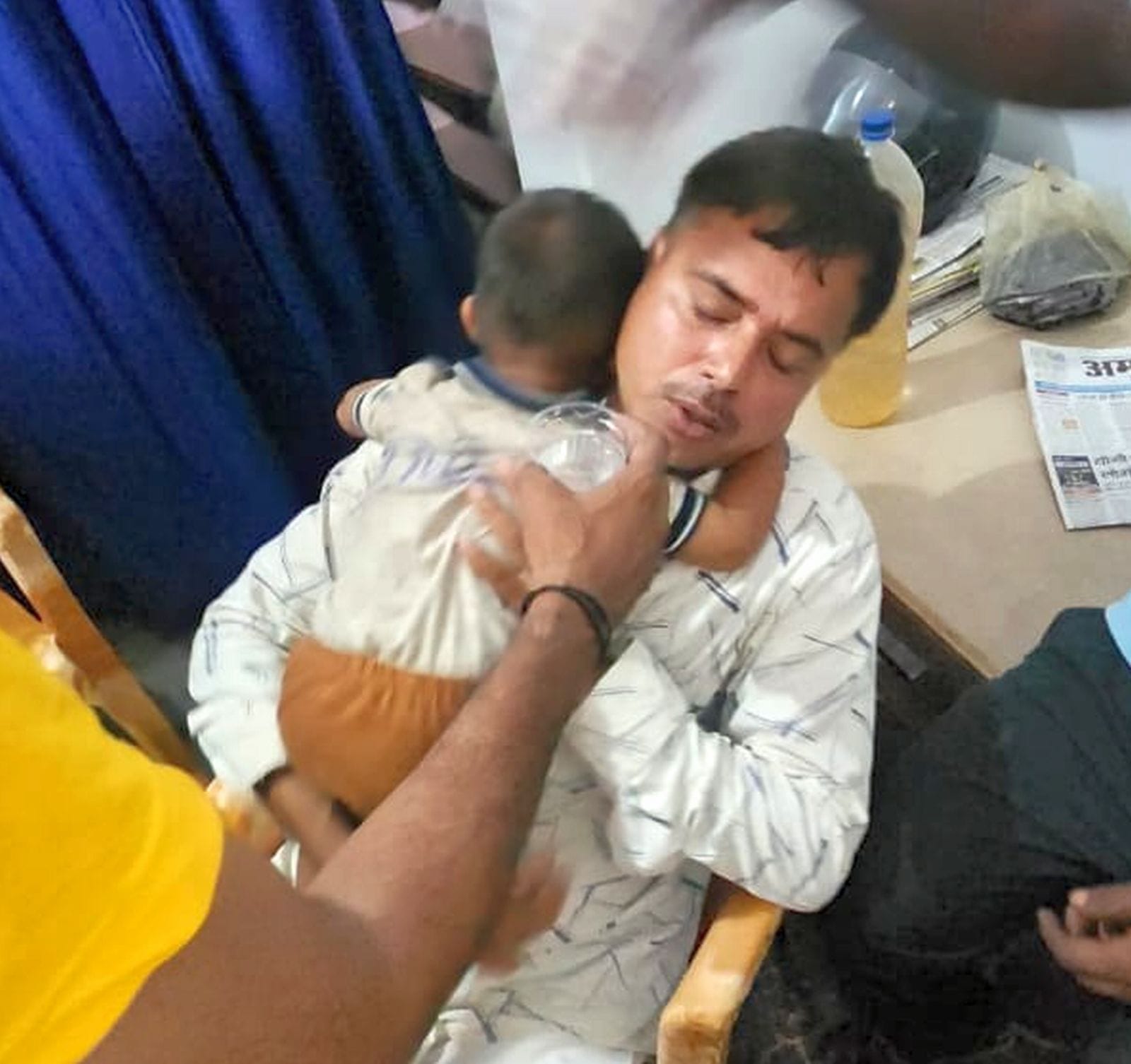 कुंवर क्षेत्र के हसनपुर में एल्युमोनियम की पतीली में फसे बालक के सर को निकालते हुऐ। संवाद