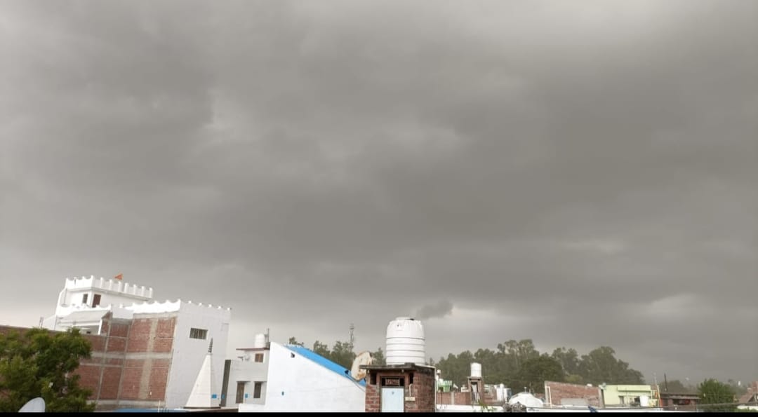 बिलसंडा की मदन मोहन कॉलनी में भरा पानी।
