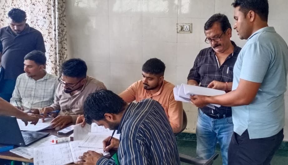 फोटो 26. शिविर के दौरान शिकायतें सुनते क्षेत्रीय कर अधिकारी राजेंद्र चुघ। संवाद फोटो 26. शिविर के दौरान शिकायतें सुनते क्षेत्रीय कर अधिकारी राजेंद्र चुघ। संवाद