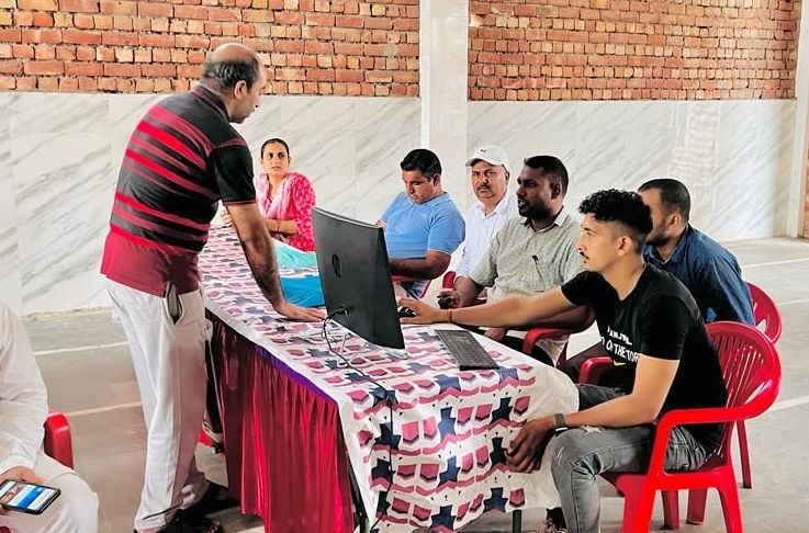 फोटो 26. शिविर के दौरान शिकायतें सुनते क्षेत्रीय कर अधिकारी राजेंद्र चुघ। संवाद फोटो 26. शिविर के दौरान शिकायतें सुनते क्षेत्रीय कर अधिकारी राजेंद्र चुघ। संवाद