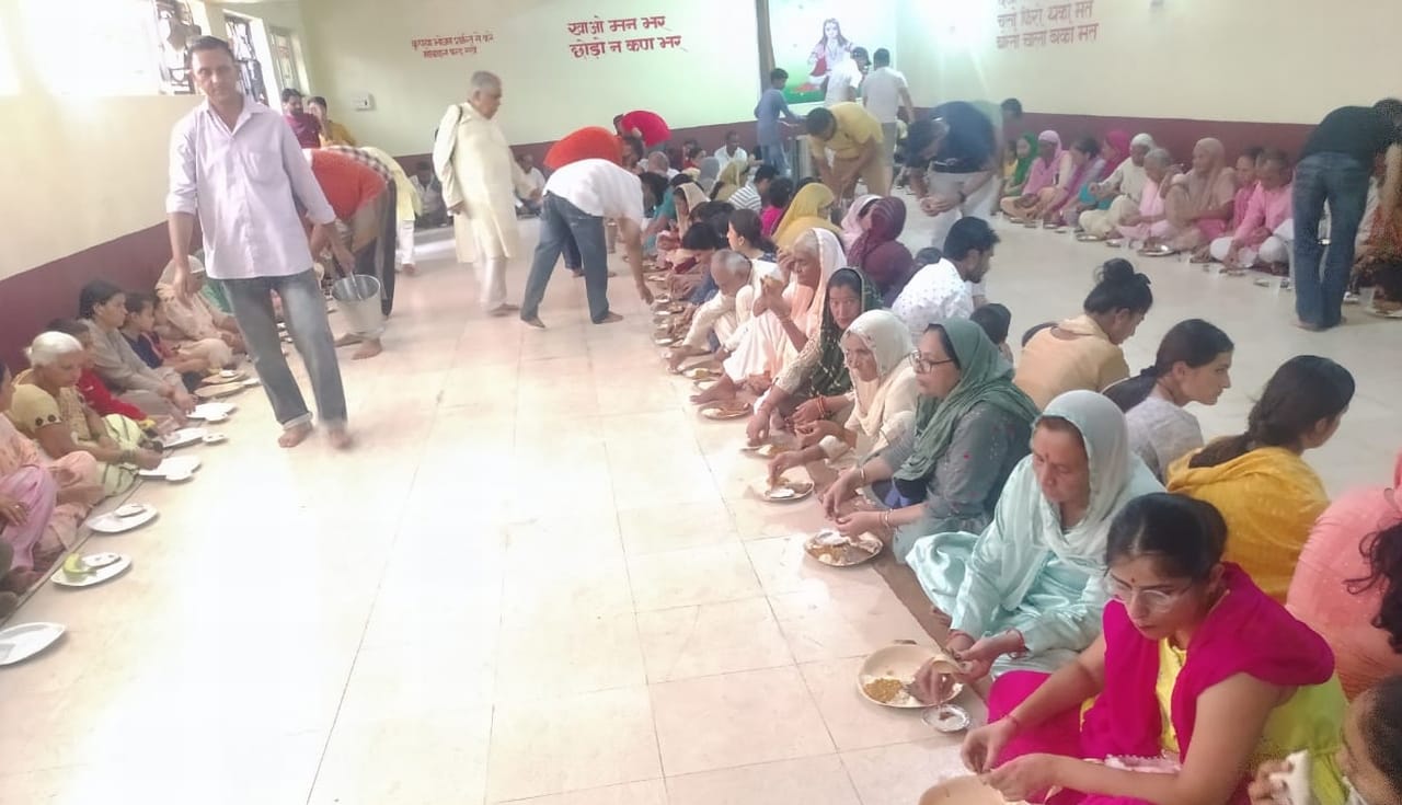 गुरु पूर्णिमा पर्व पर शिष्यों को आशीर्वाद देते महामंडलेश्वर स्वामी दयानंद भारती।संवाद गुरु पूर्णिमा पर्व पर शिष्यों को आशीर्वाद देते महामंडलेश्वर स्वामी दयानंद भारती।संवाद