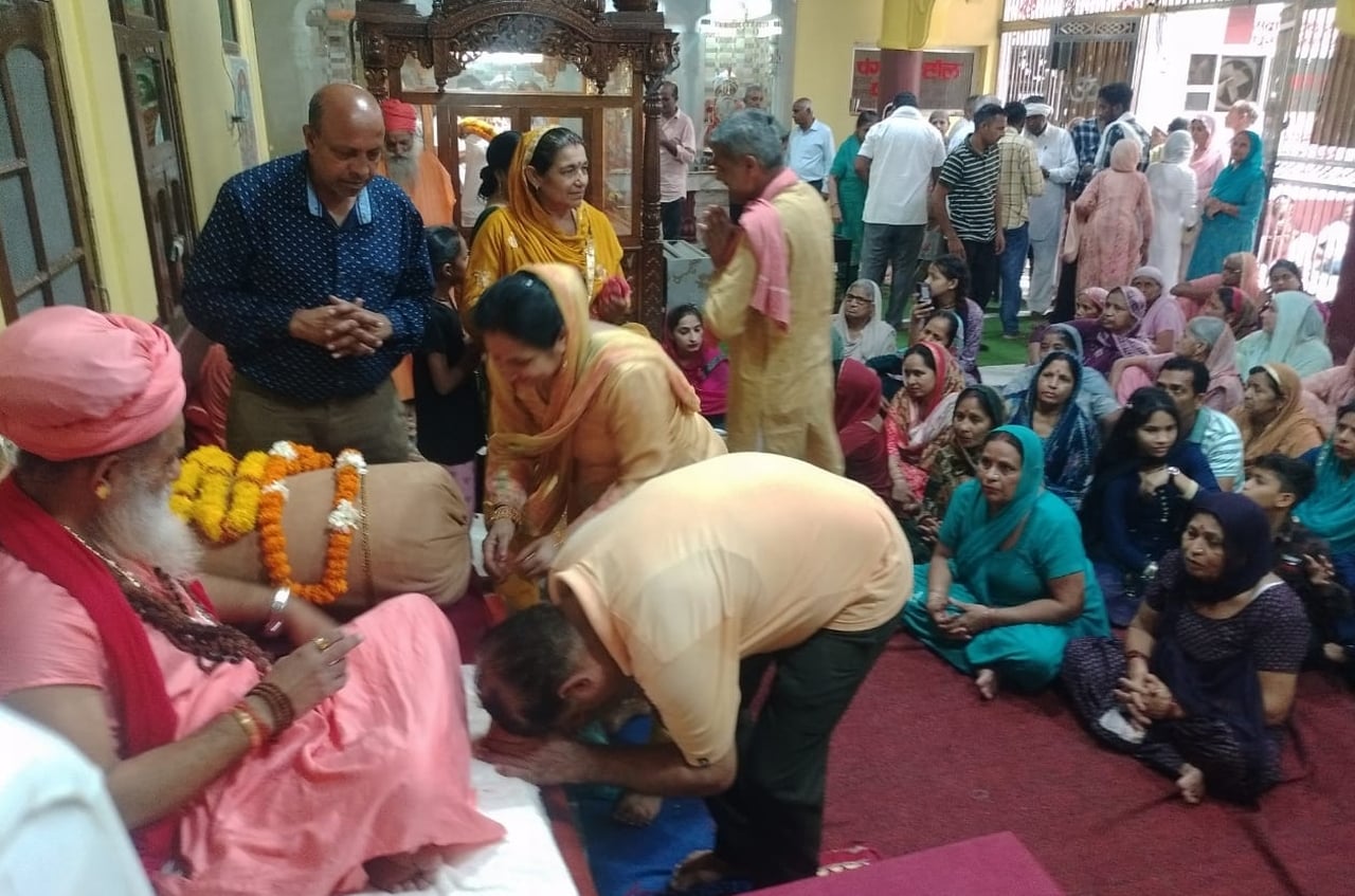 गुरु पूर्णिमा पर्व पर शिष्यों को आशीर्वाद देते महामंडलेश्वर स्वामी दयानंद भारती।संवाद गुरु पूर्णिमा पर्व पर शिष्यों को आशीर्वाद देते महामंडलेश्वर स्वामी दयानंद भारती।संवाद