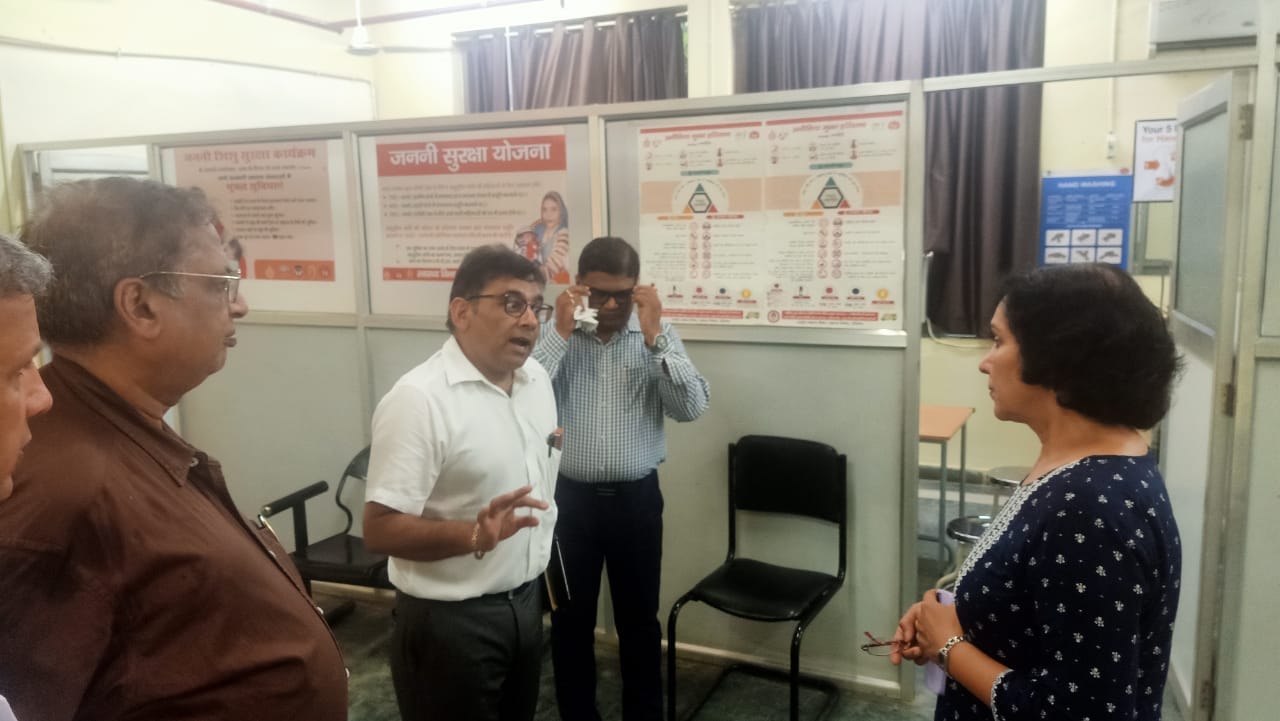 नागरिक अस्पताल का औचक निरीक्षण करते हुए सीएमओ। नागरिक अस्पताल का औचक निरीक्षण करते हुए सीएमओ।