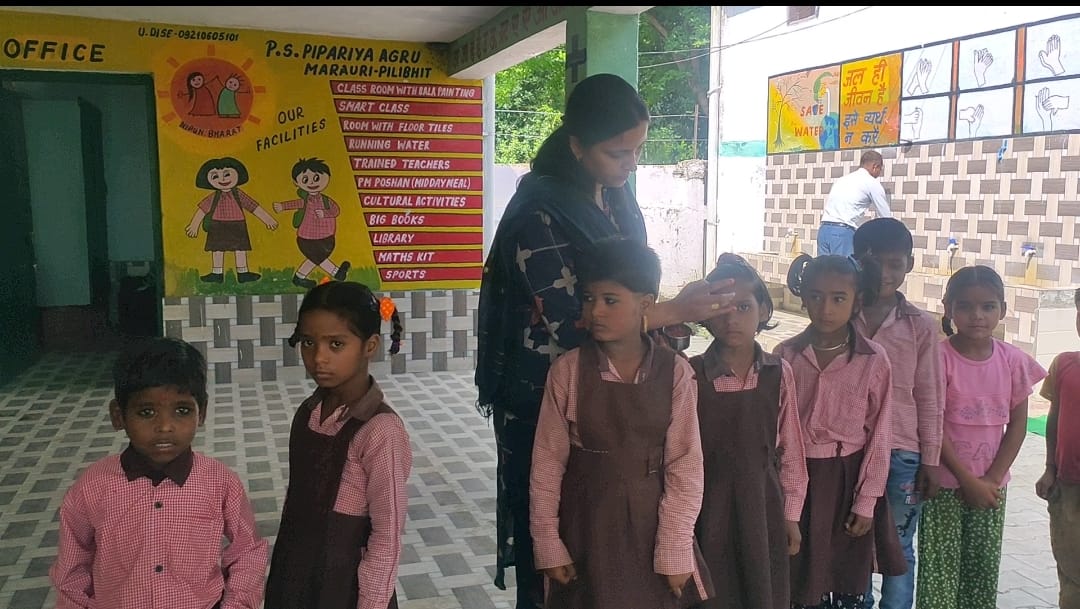निरीक्षण के दौरान बच्चों से पढ़ाई कराते बीएसए अमित कुमार। निरीक्षण के दौरान बच्चों से पढ़ाई कराते बीएसए अमित कुमार।