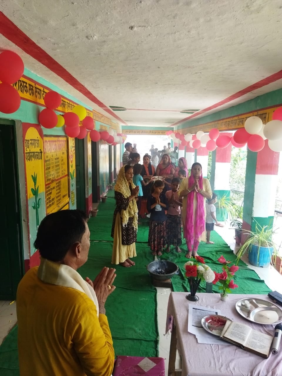 निरीक्षण के दौरान बच्चों से पढ़ाई कराते बीएसए अमित कुमार। निरीक्षण के दौरान बच्चों से पढ़ाई कराते बीएसए अमित कुमार।