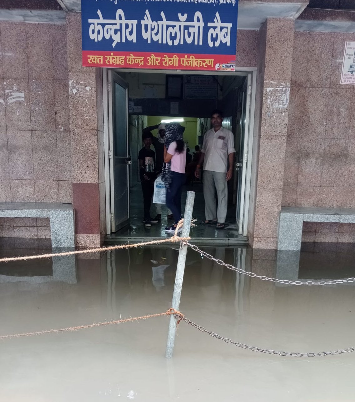 दुर्गागंज पीएचसी से भार वाहन में कबाड़ रखते मजदूर। संवाद दुर्गागंज पीएचसी से भार वाहन में कबाड़ रखते मजदूर। संवाद