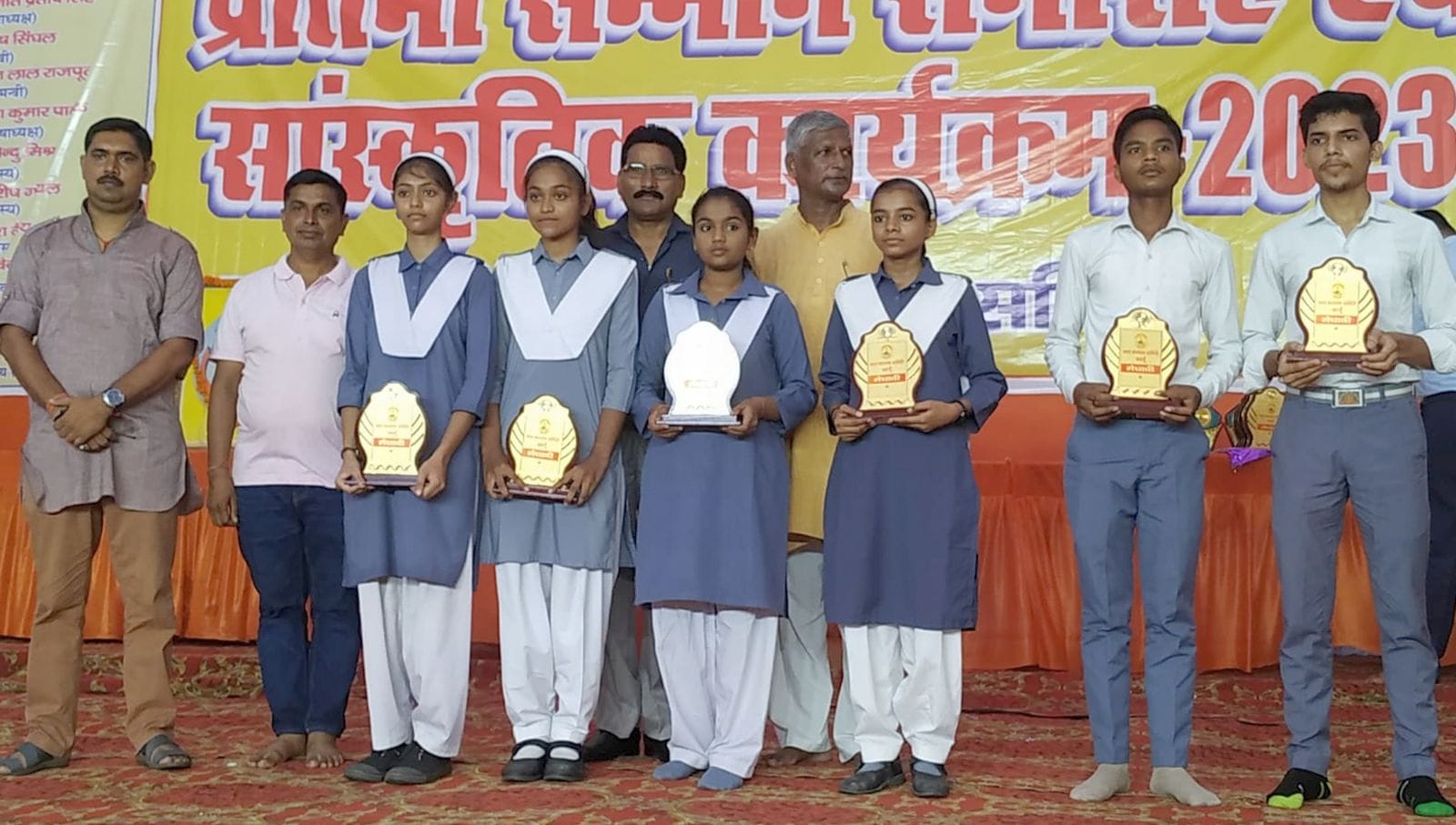 द्रोपदी देवी सरस्वती विद्या मंदिर इंटर कॉलेज में आयोजित कार्यक्रम मंच पर प्रस्तुती देते बच्चे। 