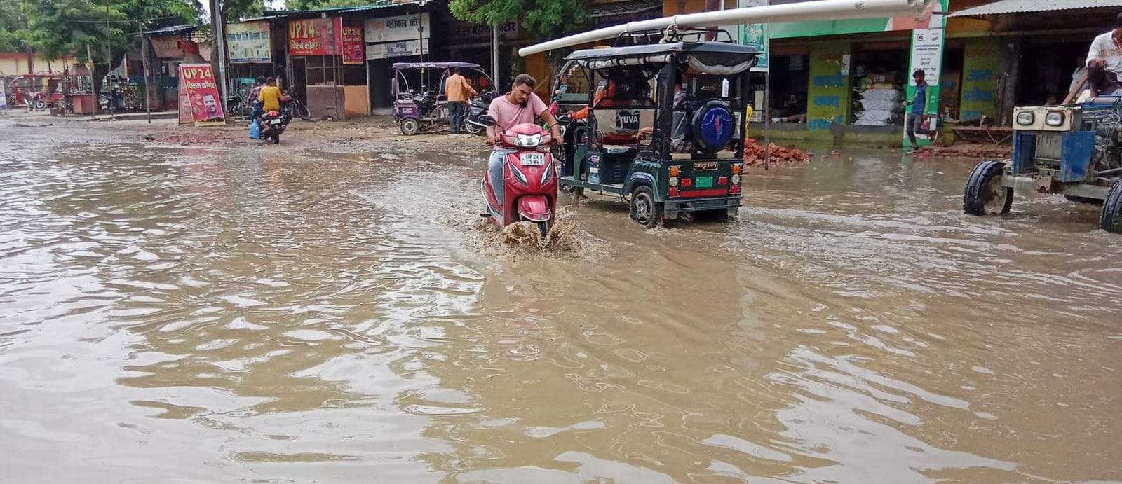 धूप में छाता लगाकर जाता व्यक्ति। संवाद
