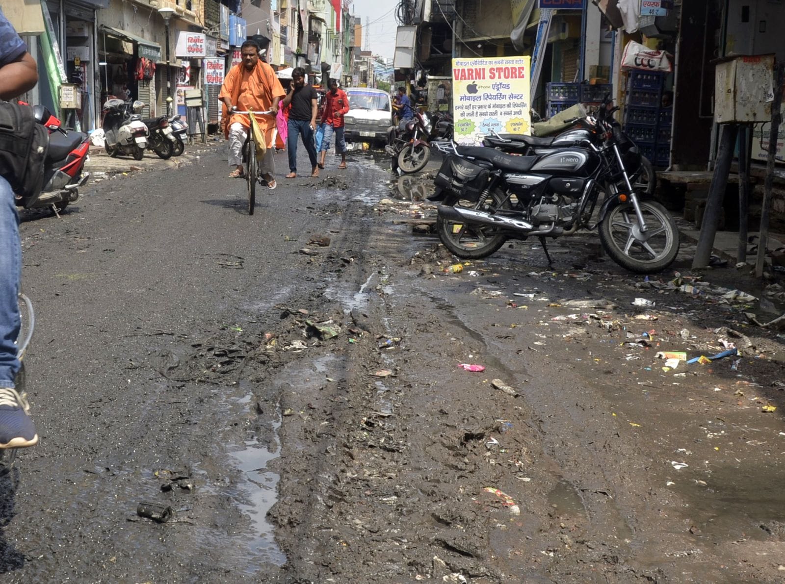 धूप में छाता लगाकर जाता व्यक्ति। संवाद
