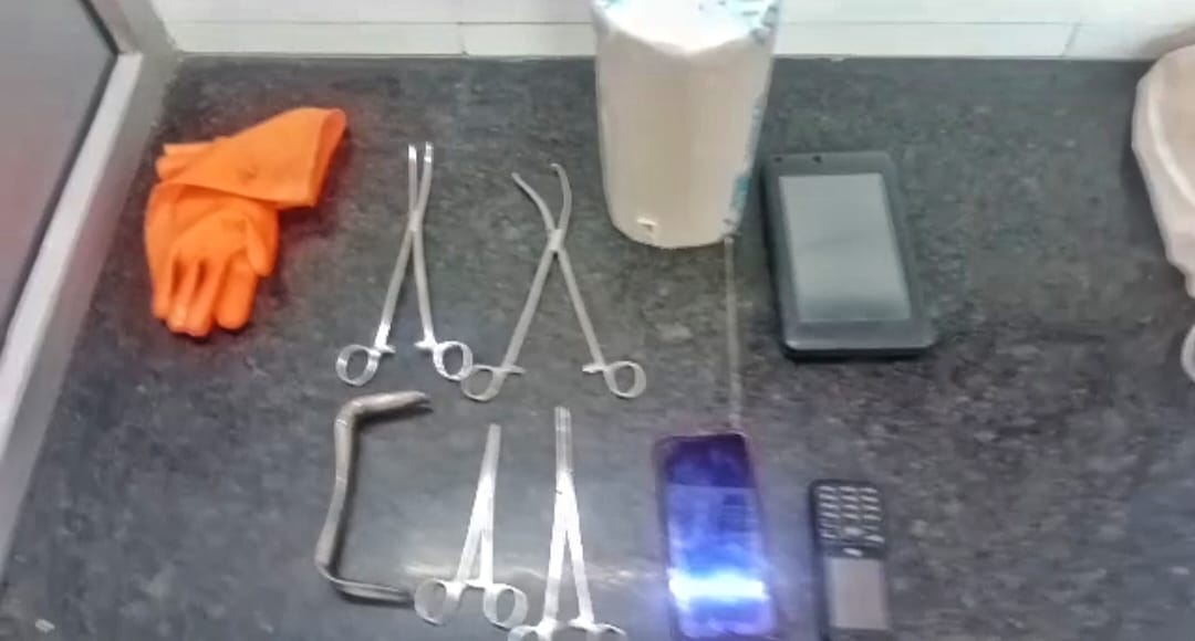 भ्रूण लिंग जांच गिरोह के पकड़े गए सदस्य व स्वास्थ्य विभाग की टीम भ्रूण लिंग जांच गिरोह के पकड़े गए सदस्य व स्वास्थ्य विभाग की टीम