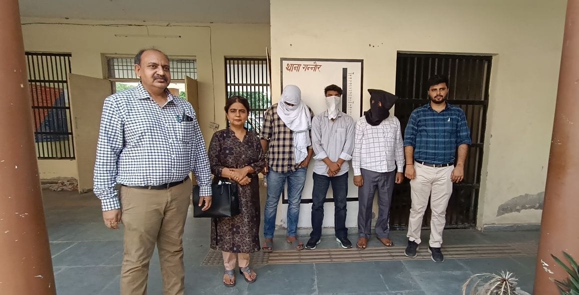 फोटो 17. स्वास्थ्य विभाग की टीम द्वारा पकड़े गए आरोपी। संवाद फोटो 17. स्वास्थ्य विभाग की टीम द्वारा पकड़े गए आरोपी। संवाद