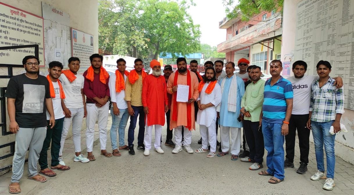 फोटो :34: सोनीपत के नगर निगम कार्यालय में पहुंचे हिंदू परिषद के प्रदेशाध्यक्ष मनीष राई व अन्य । फोटो :34: सोनीपत के नगर निगम कार्यालय में पहुंचे हिंदू परिषद के प्रदेशाध्यक्ष मनीष राई व अन्य ।
