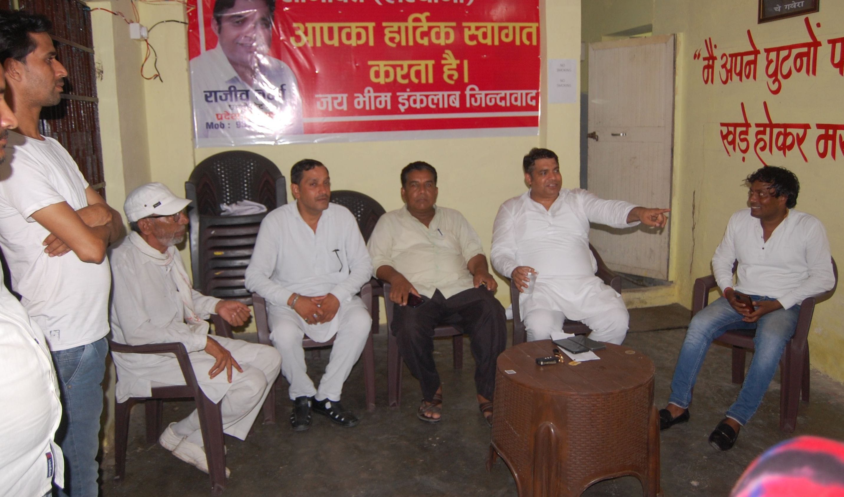 फोटो :34: सोनीपत के नगर निगम कार्यालय में पहुंचे हिंदू परिषद के प्रदेशाध्यक्ष मनीष राई व अन्य । फोटो :34: सोनीपत के नगर निगम कार्यालय में पहुंचे हिंदू परिषद के प्रदेशाध्यक्ष मनीष राई व अन्य ।