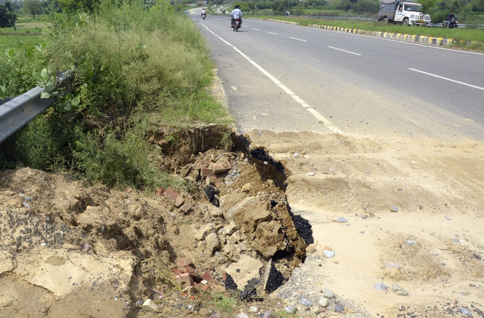 शहर के वाईपास पर बरसात से टूटी सड़क। संवाद