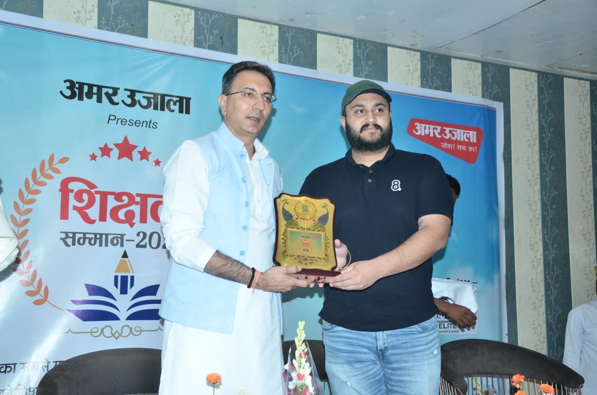 दीप प्रजवलित कर कार्यक्रम का शुभारंभ करते लोक निर्माण मंत्री जितिन प्रसाद और डीएम महेद्र बहादुर दीप प्रजवलित कर कार्यक्रम का शुभारंभ करते लोक निर्माण मंत्री जितिन प्रसाद और डीएम महेद्र बहादुर