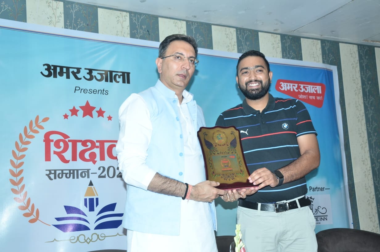 दीप प्रजवलित कर कार्यक्रम का शुभारंभ करते लोक निर्माण मंत्री जितिन प्रसाद और डीएम महेद्र बहादुर दीप प्रजवलित कर कार्यक्रम का शुभारंभ करते लोक निर्माण मंत्री जितिन प्रसाद और डीएम महेद्र बहादुर