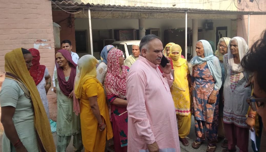 फोटो 09. बिजली निगम कार्यालय में लोगों के प्रदर्शन के बाद अधीक्षण अभियंता से फोन पर बात करते भा फोटो 09. बिजली निगम कार्यालय में लोगों के प्रदर्शन के बाद अधीक्षण अभियंता से फोन पर बात करते भा