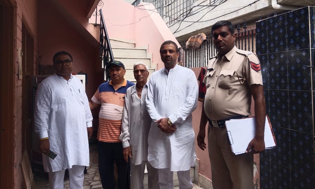 फोटो :17: सोनीपत के ऋषि नगर में चोरी के बाद जांच करने पहुंची पुलिस, साथ में परिवार संग भाजपा ने फोटो :17: सोनीपत के ऋषि नगर में चोरी के बाद जांच करने पहुंची पुलिस, साथ में परिवार संग भाजपा ने