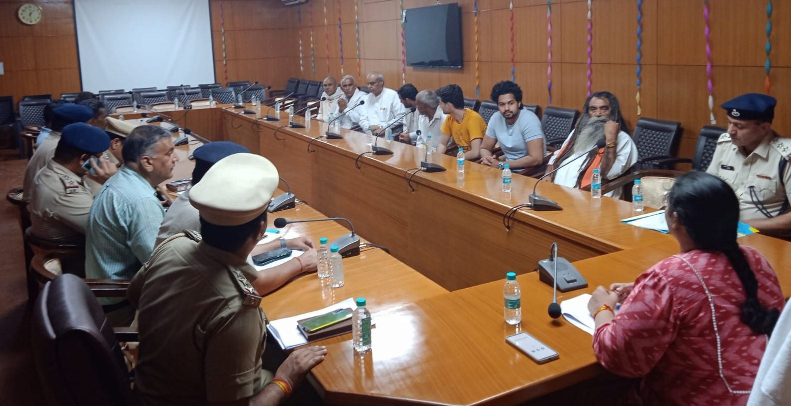 फोटो 30: सोनीपत में पुलिसकर्मियों की बैठक लेती डीसीपी वेस्ट डॉ. अंशु सिंगला।