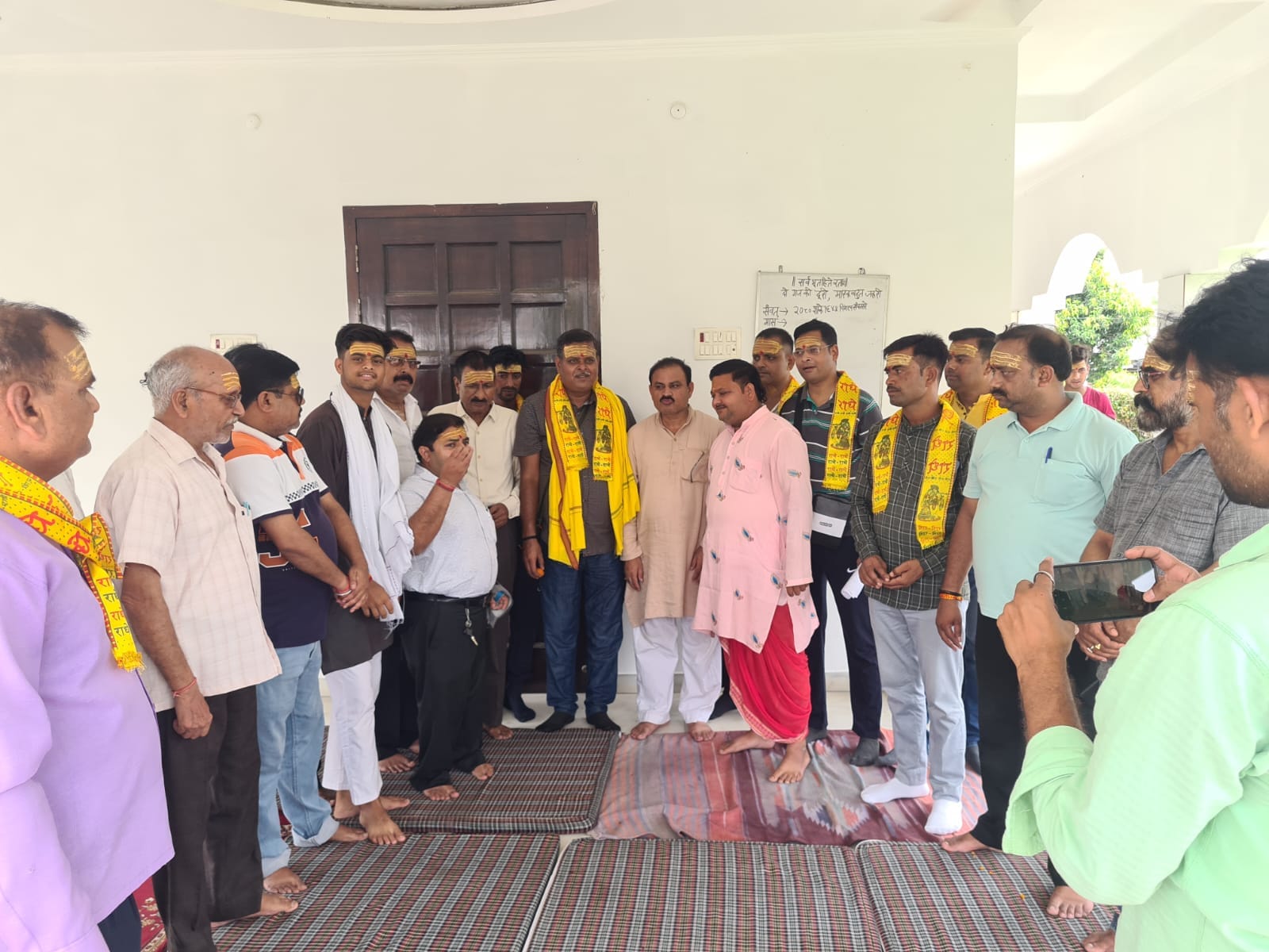 गौरीशंकर मंदिर में भगवान शंकर की पूजा अर्चना करते भक्त। संवाद