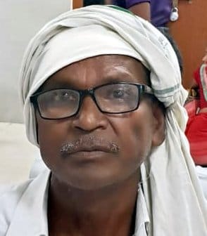 जिला अस्पताल में प्रदर्शन करते स्वास्थ कर्मी जिला अस्पताल में प्रदर्शन करते स्वास्थ कर्मी