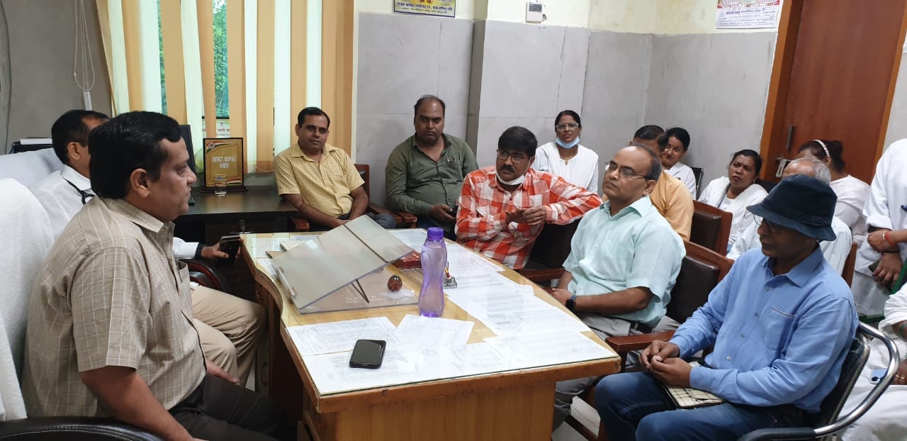 जिला अस्पताल में प्रदर्शन करते स्वास्थ कर्मी जिला अस्पताल में प्रदर्शन करते स्वास्थ कर्मी