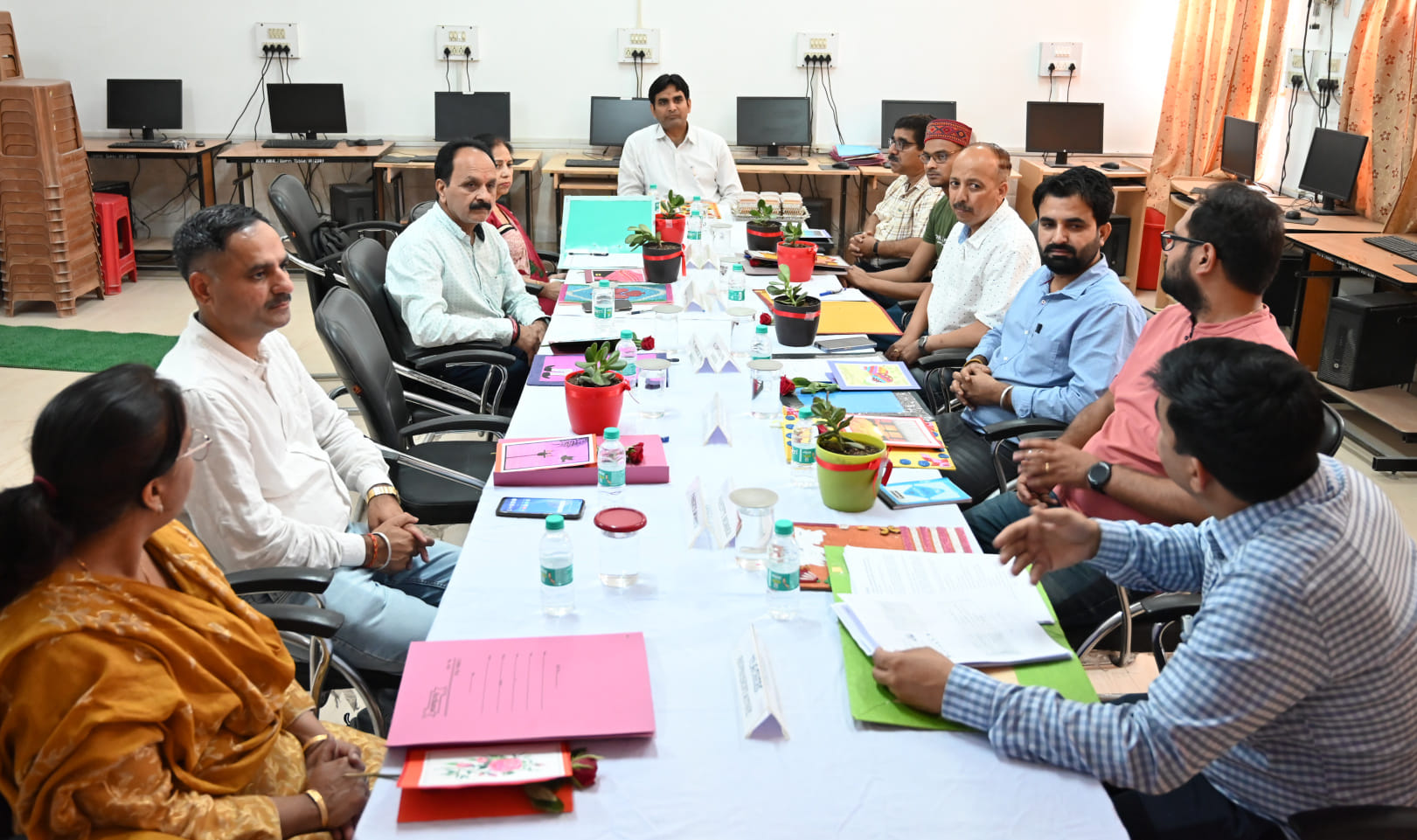 केंद्रीय विद्यालय नादौन में विद्यार्थियों के साथ संवाद करते जिला उपायुक्त हेमराज बैरवा।