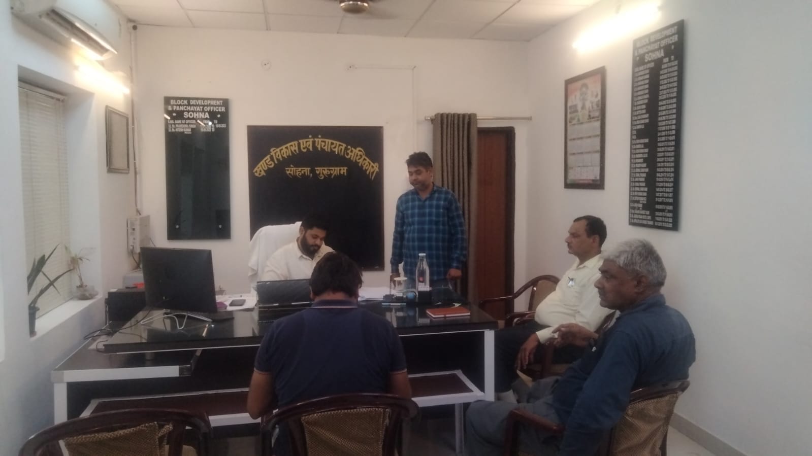 नगर निगम गुरुग्राम में हाजिरी रजिस्टर चेक करती मुख्यमंत्री उड़न दस्ते की टीम नगर निगम गुरुग्राम में हाजिरी रजिस्टर चेक करती मुख्यमंत्री उड़न दस्ते की टीम