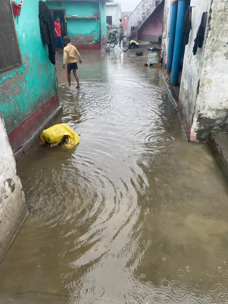 पलिया में बारिश के बाद प्राइवेट अस्पताल के पीछे रोड पर जलभराव में निकलते बचचे। पलिया में बारिश के बाद प्राइवेट अस्पताल के पीछे रोड पर जलभराव में निकलते बचचे।