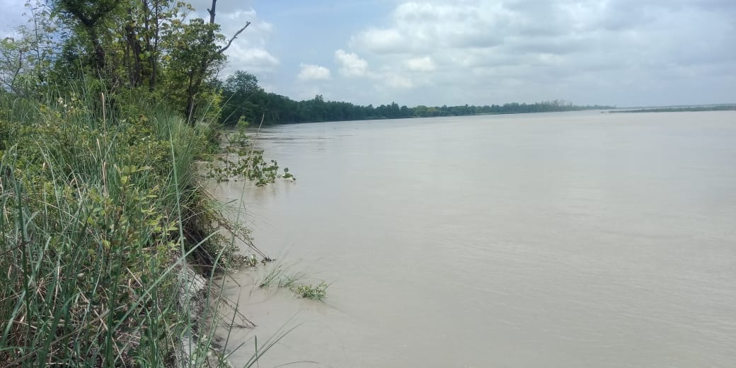 पूरनपुर के गांव चंदिया हजारा के समीप भू कटान करती शारदा नदी। संवाद