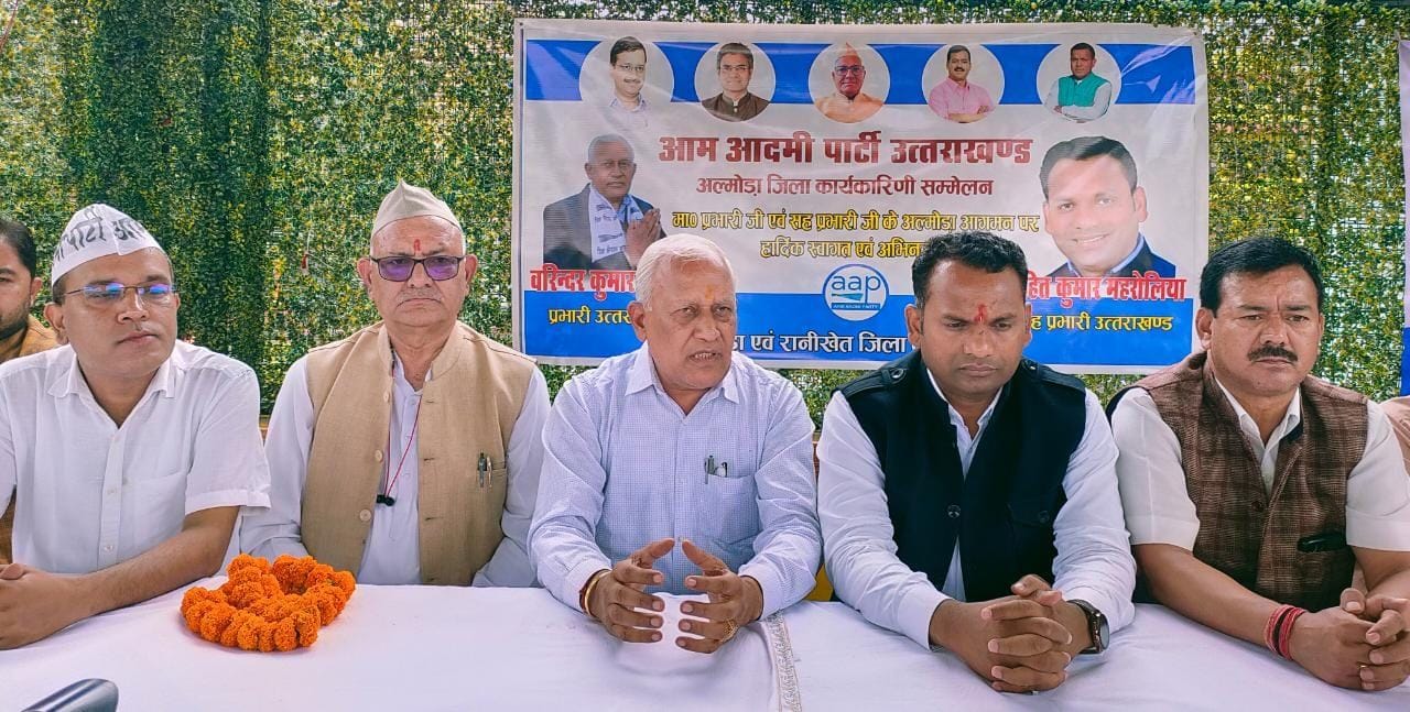 सोमेश्वर में स्वतंत्रता संग्राम सेनानी स्व. शिव गिरी की पत्नी मोहनी देवी को स्मृति चिन्ह देकर क सोमेश्वर में स्वतंत्रता संग्राम सेनानी स्व. शिव गिरी की पत्नी मोहनी देवी को स्मृति चिन्ह देकर क
