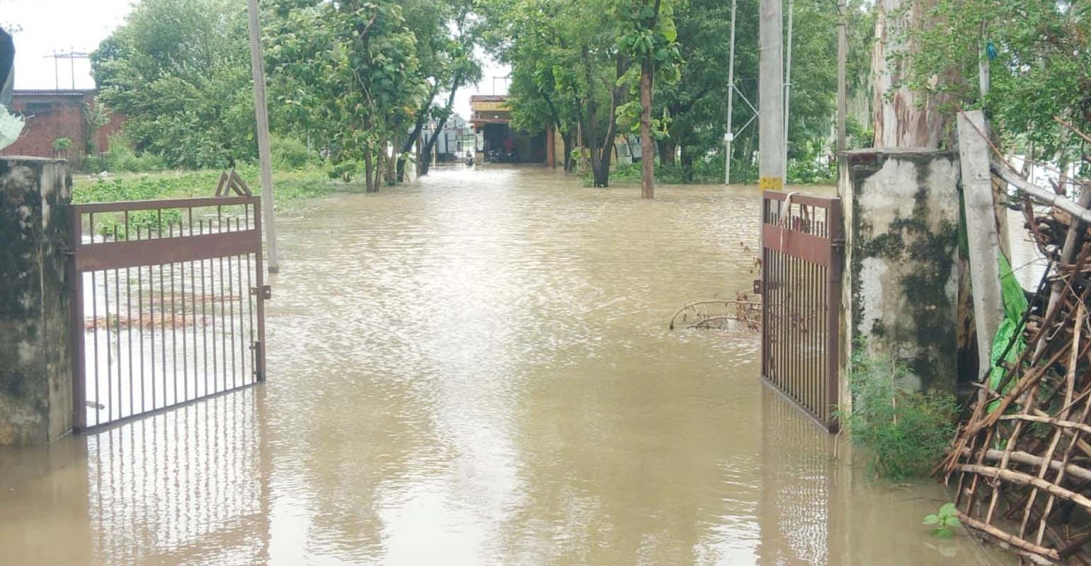 भैंसी नदी के पास डूबा ट्रक और ऊपर खड़ा चालक