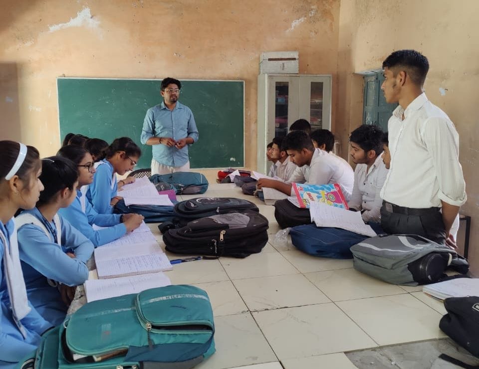 फोटो 03- जिला विज्ञान विशेषज्ञ डॉ. सतीश कुमार विद्यार्थियों को विज्ञान की बारीकियां समझाते हुए। फोटो 03- जिला विज्ञान विशेषज्ञ डॉ. सतीश कुमार विद्यार्थियों को विज्ञान की बारीकियां समझाते हुए।