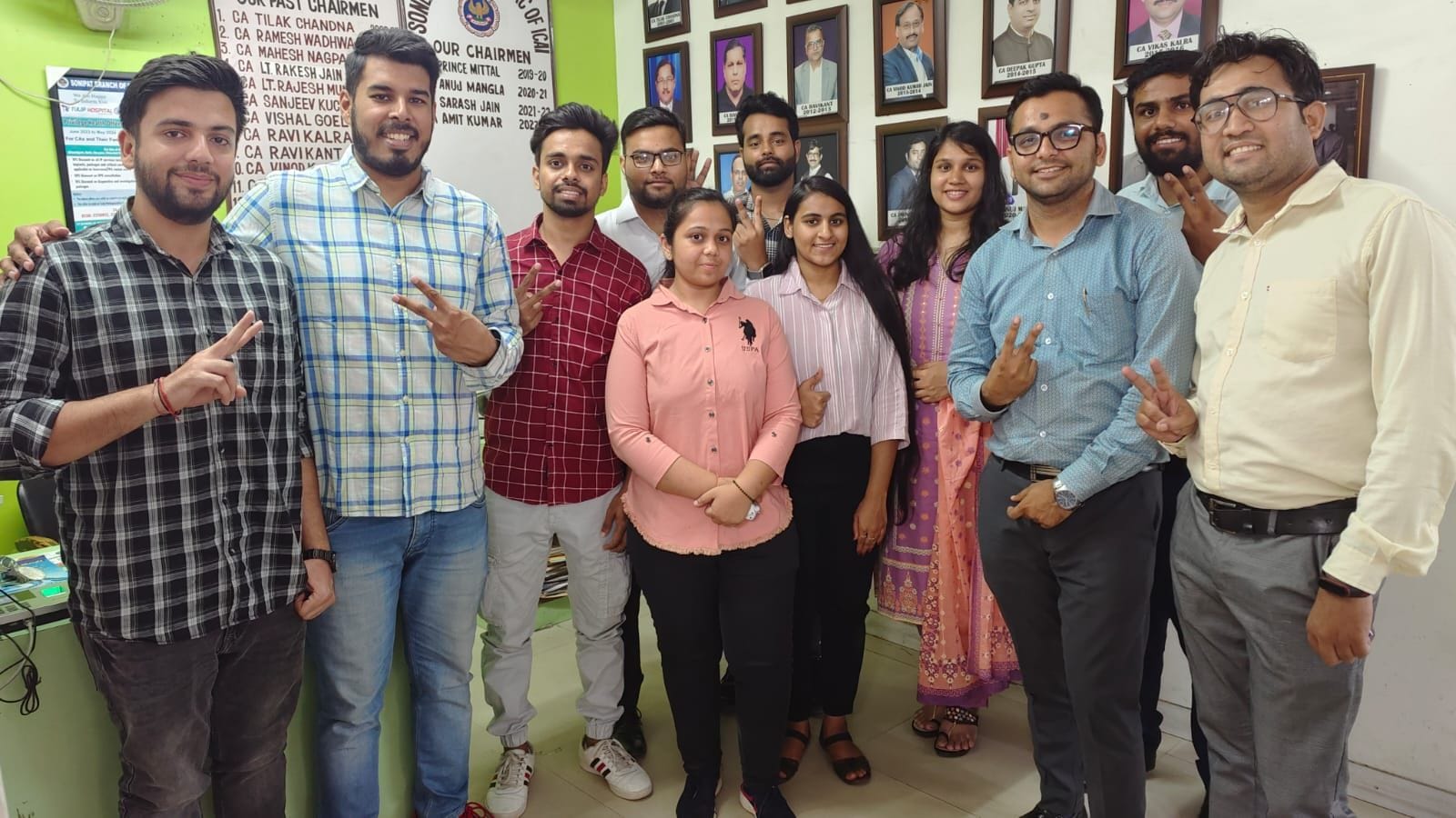 फोटो 39- परीक्षा परिणाम आने के बाद युवाओं के साथ मौजूद आईसीएआई की जिला इकाई के चेयरमैन सीए वरुण फोटो 39- परीक्षा परिणाम आने के बाद युवाओं के साथ मौजूद आईसीएआई की जिला इकाई के चेयरमैन सीए वरुण