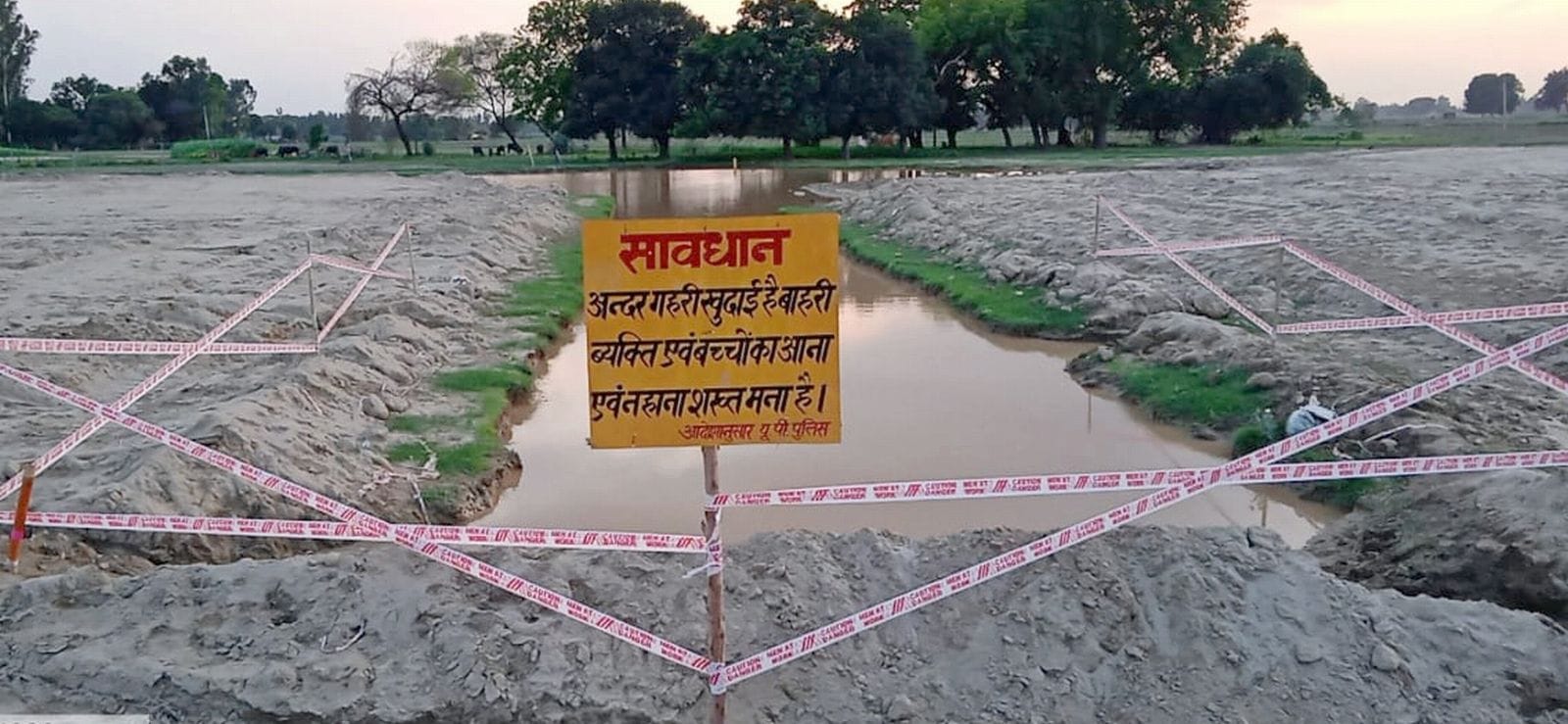 गंगा एक्सप्रेस-वे पर लगाया गया संकेतक बोर्ड। संवाद