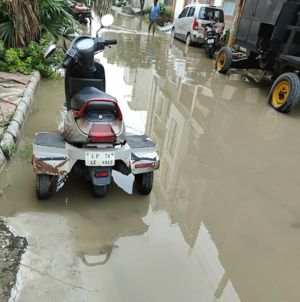 स्कूल चले हम, रोड पर हुए जलभराव और बारिश के बीज ई-रिक्सा पर स्कूल जाते बच्चे।संवाद