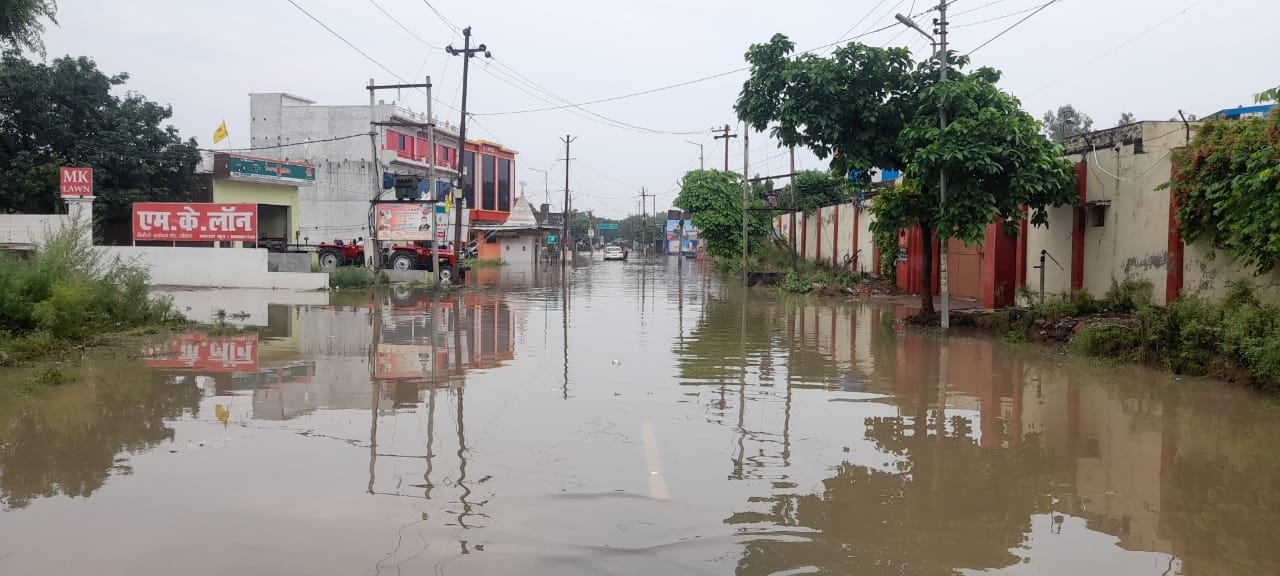 आंवला। अबादानपुर में शमशान भूमि वाली सडक पर भरा बरसात का पानी रोड बनी तालाब