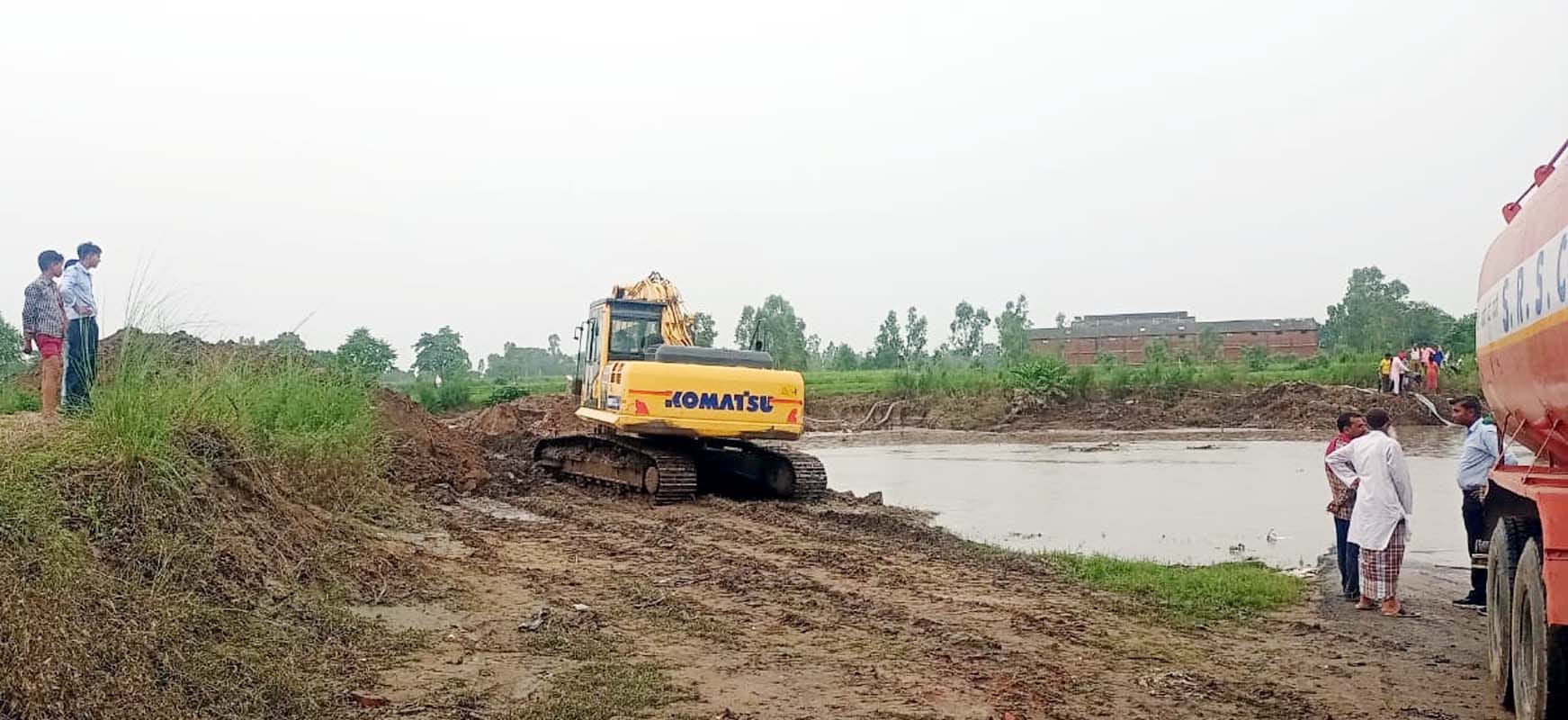 भैंसी नदी पुल के पास से पंपिग सेट से टैंकरों में भरा जाता पानी