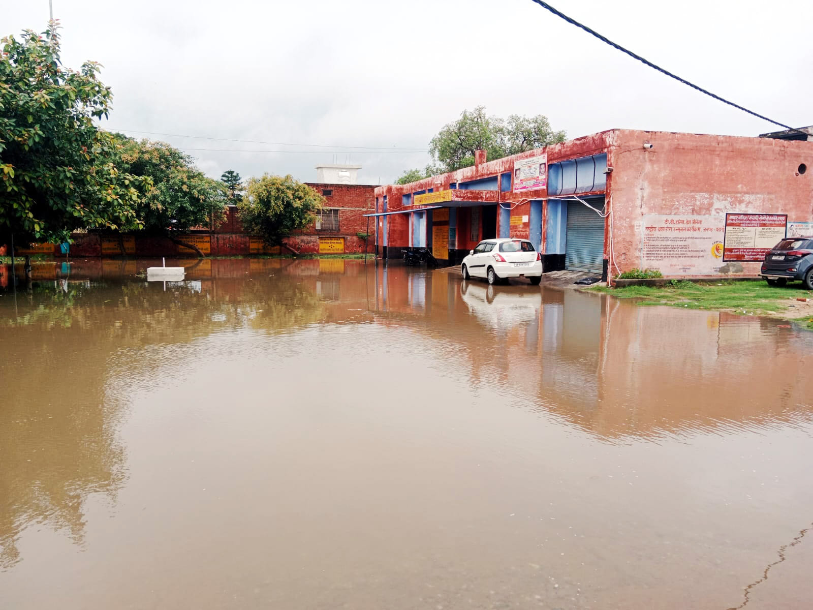 बिल्सी में टूटे पोल को बदलती बिजली विभाग की टीम