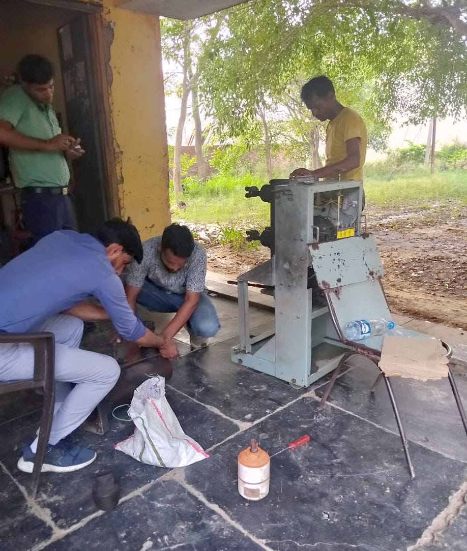 बिल्सी में टूटे पोल को बदलती बिजली विभाग की टीम