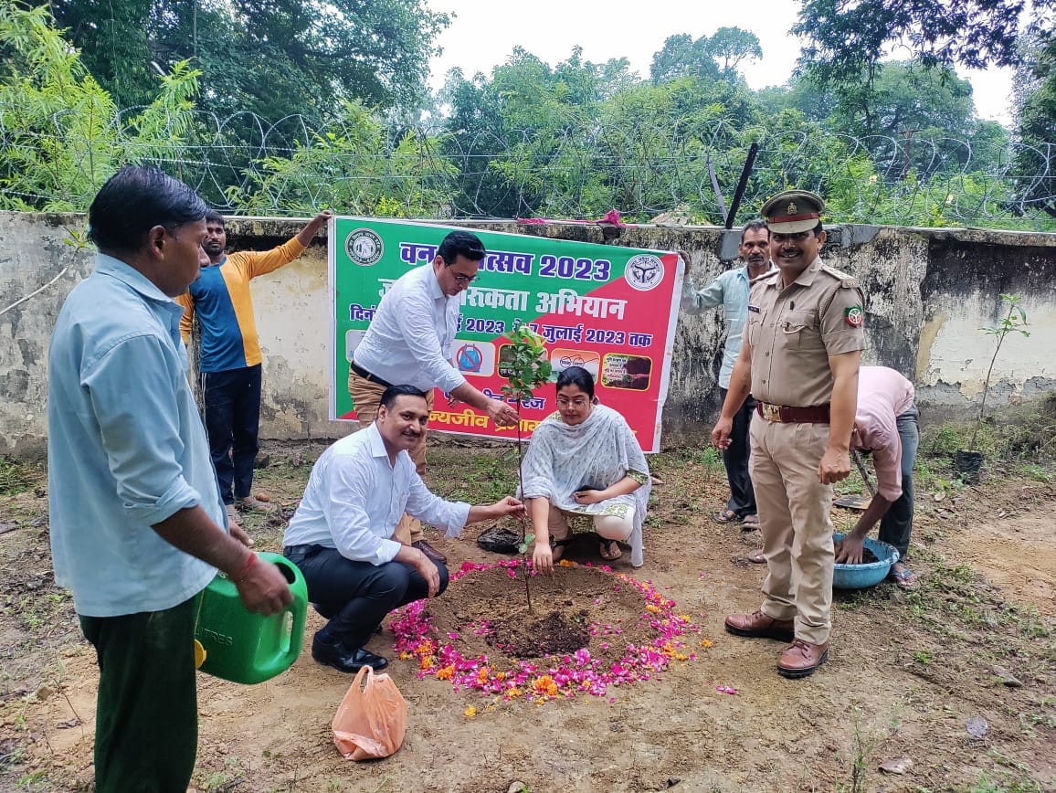 बीसलपुर के सरस्वती विद्या मंदिर इंटर कॉलेज में आयोजित प्रतियोगिता मौजूद प्रतियोगी। संवाद