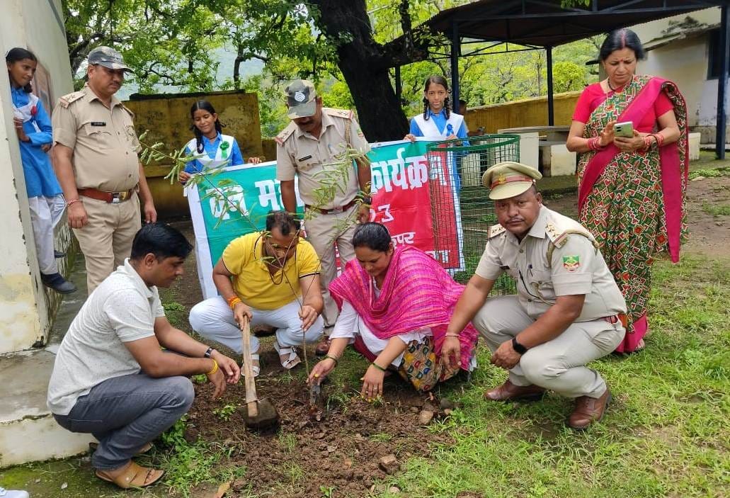 चंपावत के बाजरीकोट एसएसबी पंचम वाहिनी में पौधरोपण करते कमांडेंट अमित कुमार। चंपावत के बाजरीकोट एसएसबी पंचम वाहिनी में पौधरोपण करते कमांडेंट अमित कुमार।