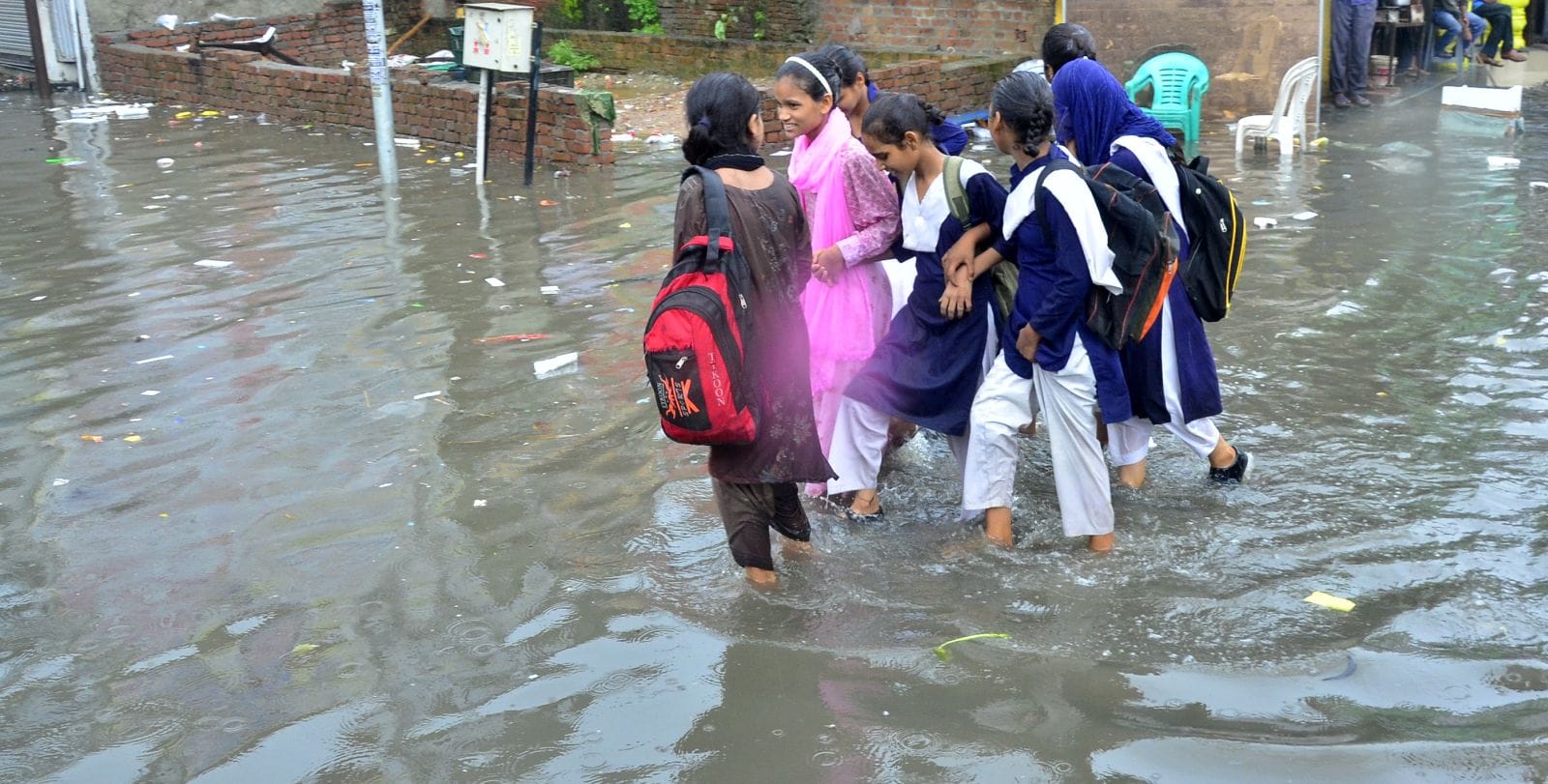 छ:सड़का पर भरा बरसात का पानी।