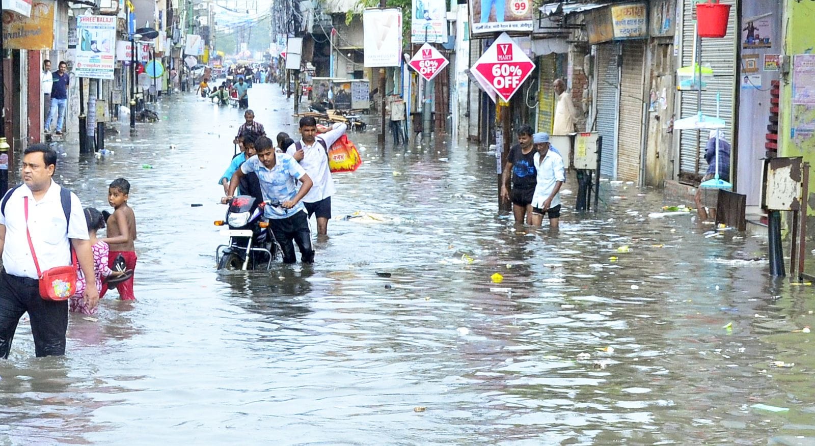 छ:सड़का पर भरा बरसात का पानी।