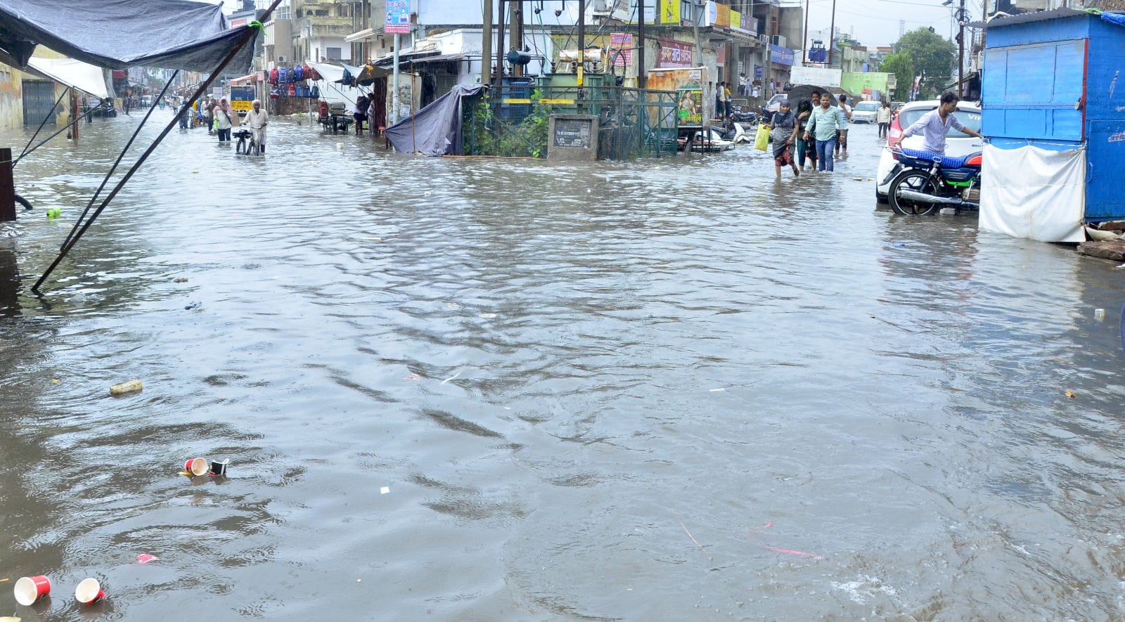 छ:सड़का पर भरा बरसात का पानी।