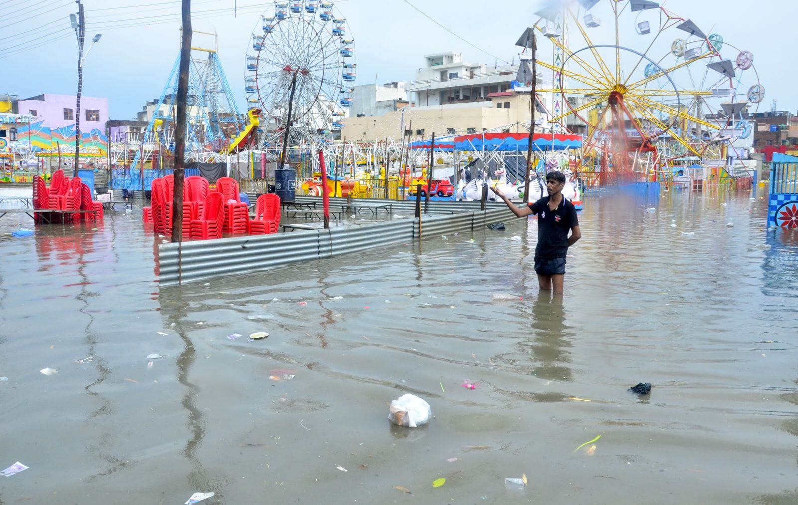 छ:सड़का पर भरा बरसात का पानी।