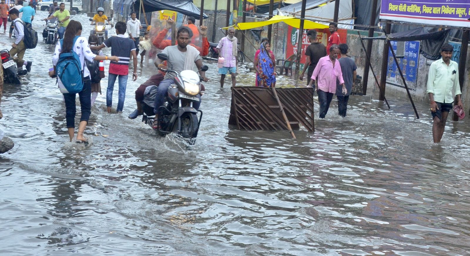 छ:सड़का पर भरा बरसात का पानी।