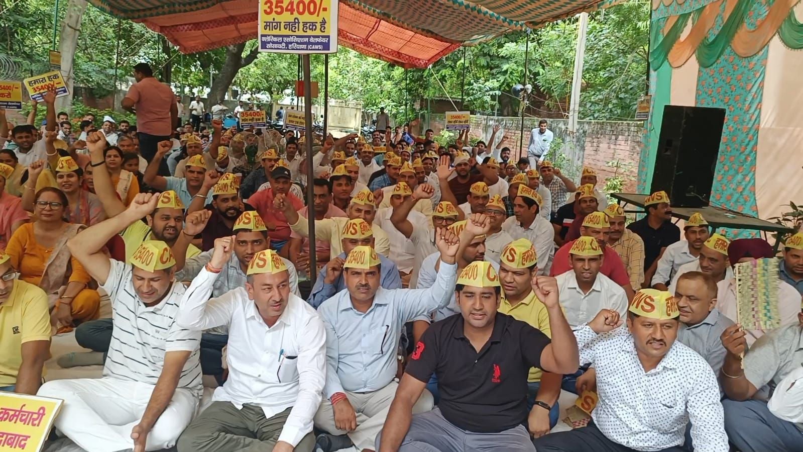 फोटो 37- लघु सचिवालय में हड़ताल पर बैठे लिपिक सरकार के खिलाफ नारेबाजी करते हुए। संवाद फोटो 37- लघु सचिवालय में हड़ताल पर बैठे लिपिक सरकार के खिलाफ नारेबाजी करते हुए। संवाद